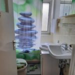 Bad mit Dusche und Fenster